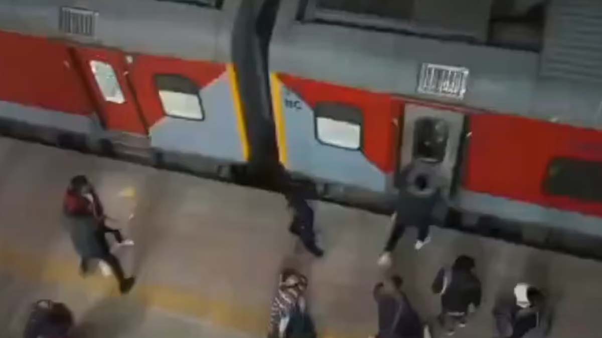 મહાકુંભ જઈ રહેલી ટ્રેન પર હુમલો: અસામાજિક તત્વોએ પથ્થરમારો અને તોડફોડ કરી