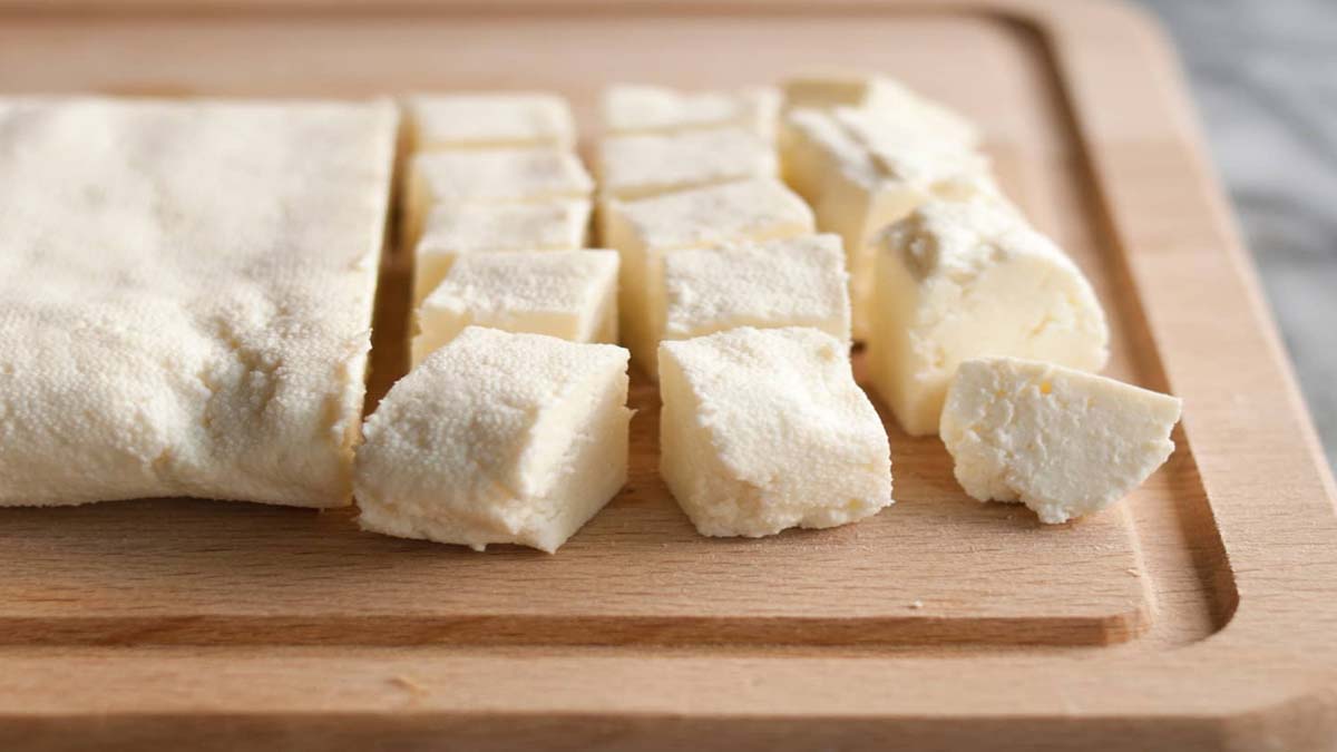 સુરતના વરાછામાંથી 150 કિલો શંકાસ્પદ પનીર ઝડપાયું, ત્રણની અટકાયત